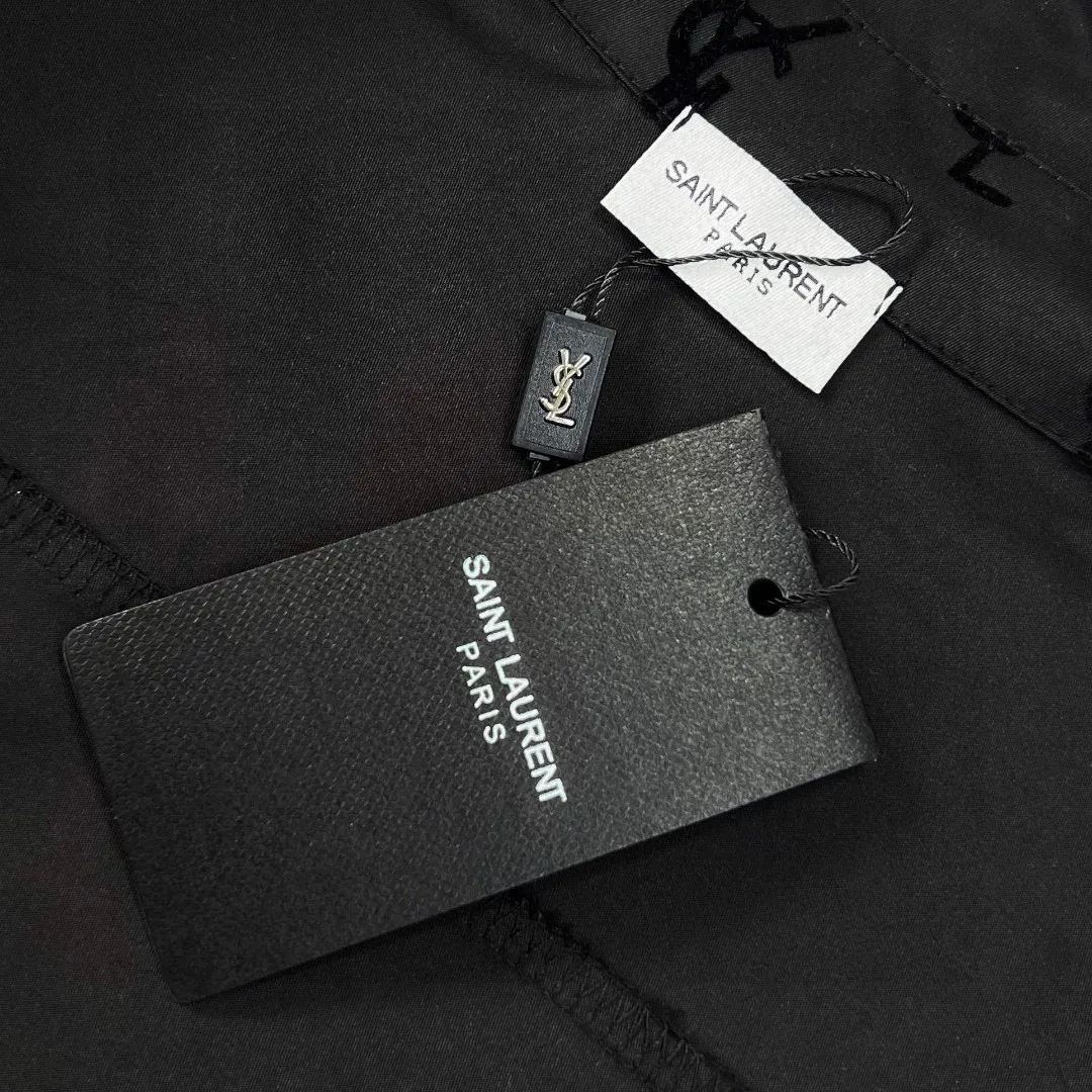 New batch 💰230 model number: G230 SAINT LAURENT YSL new flocked all-over printed shirt top 1️⃣The upper body of the fabric is soft and comfortable, extremely delicate, feels solid, smooth and soft. It has the characteristics of the fabric being wrinkle-free and the hand feel is invincible. The details are handled perfectly! 1️⃣This year’s most popular all-over printing element, full of high-end sense, customized original flocking fabric, combined with the classic YSL flocking pattern for a super high-end feel! 3️⃣The upper part of the body is versatile and white, and it is crazy to call. The YSL flocked shirt with super good looks is a style that you will fall in love with at a glance. The upper part of the body shows off the temperament. It is the same style for men and women. It is a versatile shirt jacket for couples! Color: black Size: M, L, XL